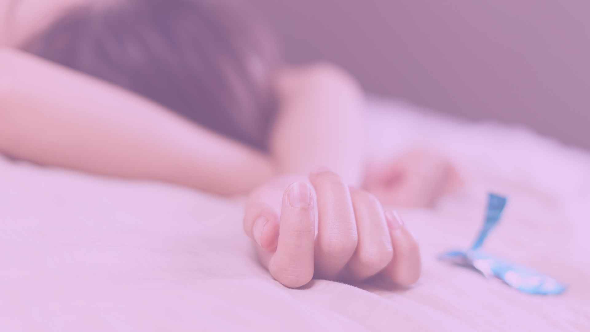 Aromalı prezervatif ve ısınan jel ile romantik atmosfer